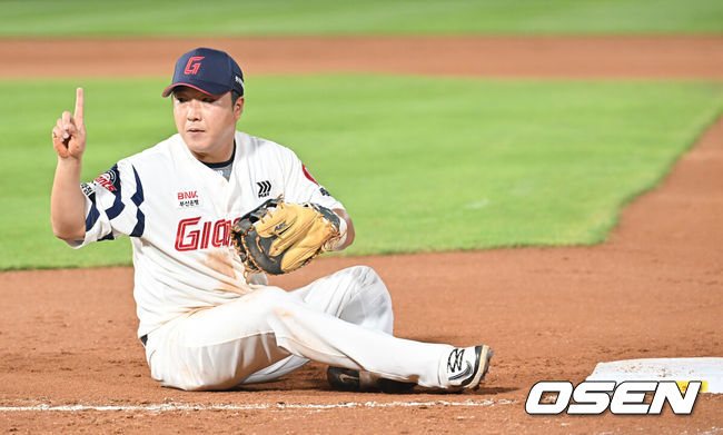 [OSEN=부산, 이석우 기자] 3일 부산 사직야구장에서 2025 신한 SOL 뱅크 KBO 리그 롯데 자이언츠와 LG 트윈스의 경기가 열렸다. 홈팀 롯데는 이민석이, 방문팀 LG는 손주영이 선발 출전했다.롯데 자이언츠 정훈이 6회초 2사 LG 트윈스 문보경의 투수 앞 땅볼때 1루에서 세이프 판정이 나자 비디오 판독을 요구하고 있다. 2025.07.03 / foto0307@osen.co.kr