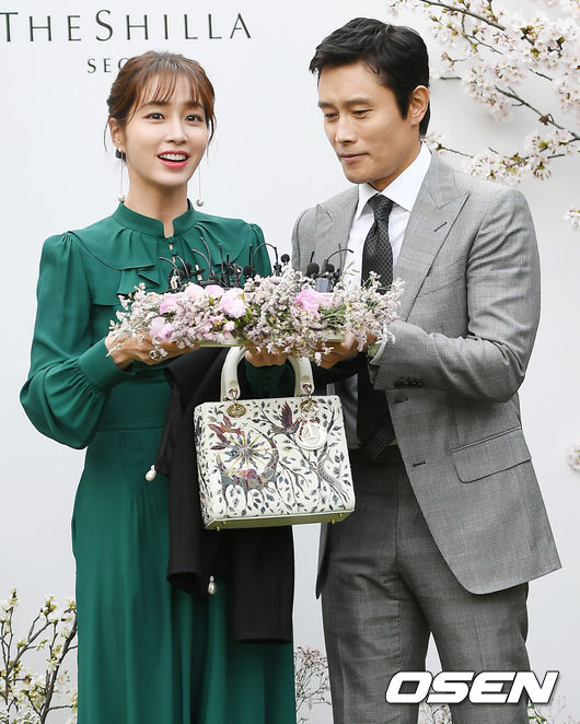 [OSEN=박재만 기자] 배우 이정현 결혼식이 7일 오후 서울 중구 장충동 신라호텔 영빈관에서 열렸다.배우 이민정, 이벙현이 포토타임을 갖고 있다. /pjmpp@osen.co.kr