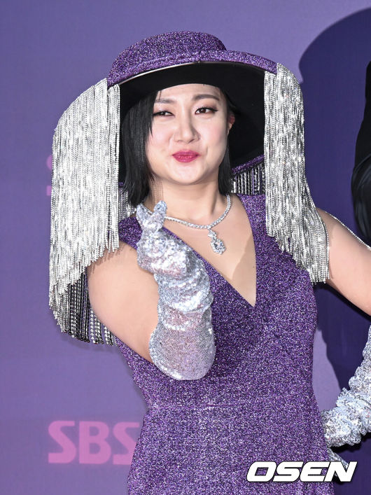 [OSEN=조은정 기자]2023 SBS연예대상 포토월 행사가 30일 서울 마포구 상암 SBS 프리즘타워에서 열렸다.방송인 박나래가 레드카펫을 밟으며 포즈를 취하고 있다. 2023.12.30/cej@osen.co.kr