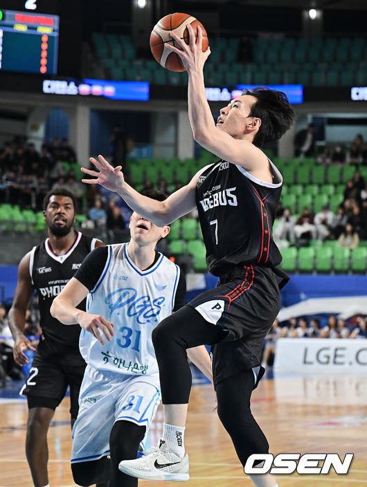 [OSEN=대구, 이석우 기자] 15일 대구체육관에서 2025-2026 LG전자 프로농구 대구 한국가스공사와 울산 현대모비스의 경기가 열렸다.  시즌 첫 3연승에 도전하는 한국가스공사와 7연패 탈출이 시급한 현대모비스가 대결한다.울산 현대모비스 서명진이 대구 한국가스공사 김준일의 마크를 피해 골밑슛을 시도하고 있다. 2025.12.15 / foto0307@osen.co.kr