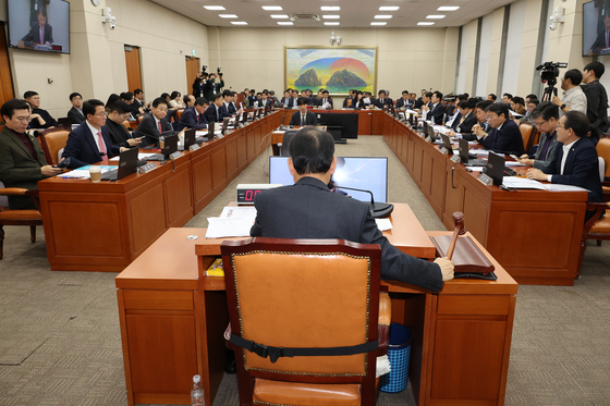 지난 11월 24일 서울 여의도 국회에서 열린 정무위원회 전체회의에서 국민의힘 소속 윤한홍 위원장이 자본시장과 금융투자업에 관한 법률 개정안 등 안건을 상정하고 있다. 연합뉴스