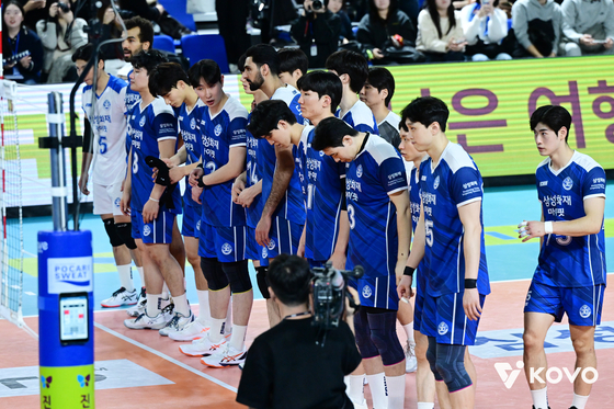 1995년 창단 이래 팀 최다 연패인 9연패를 기록한 삼성화재 선수들이 홈 관중을 향해 고개 숙였다. [사진 KOVO] 