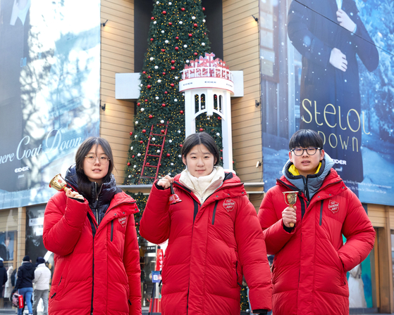 김수민·임태연·서진하(왼쪽부터) 학생기자가 자선냄비 모금으로 알려진 구세군에 대해 살펴보고 자선냄비 자원봉사에 직접 참여하며 기부의 힘을 느껴봤다. 