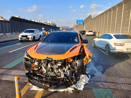  14일 오후 2시 32분쯤 인천시 미추홀구 도화동 인천대로 도화IC 인근에서 람보르기니 차량과 반대편에서 오던 포드 차량 등 총 4대의 차량이 서로 들이받는 사고가 발생했다. 사고로 람보르기니와 포르쉐 차량에서 도로로 기름이 유출됐다. 사진 인천소방본부