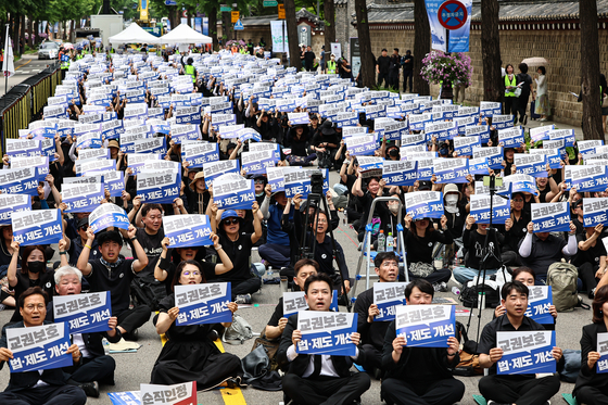 지난 6월 14일 서울 종로구 정부서울청사 인근에서 열린 '제주교사 추모 교권보호 대책 요구 전국 교원 집회'에서 참석자들이 제주교사 순직 인정과 교권 보호 제도 개선을 촉구하고 있다. 뉴스1