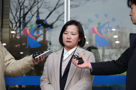 정유미 법무연수원 연구위원이 지난 12일 서울 서초구 서울행정법원에서 정성호 법무부 장관을 상대로 인사명령 처분 취소 소송을 제기하기에 앞서 취재진의 질문에 답하고 있다. 연합뉴스