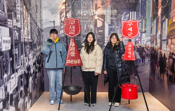 기부 문화의 상징이 된 구세군과 자선냄비에 대해 알아보기 위해 구세군역사박물관을 방문한 서진하·임태연·김수민(왼쪽부터) 학생기자가 자선냄비 체험관에서 포즈를 취했다.