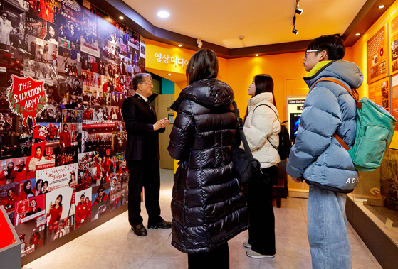 구세군에 관한 미디어를 비롯해 홍보대사들이 담긴 포토월을 보고 있는 소중 학생기자단.