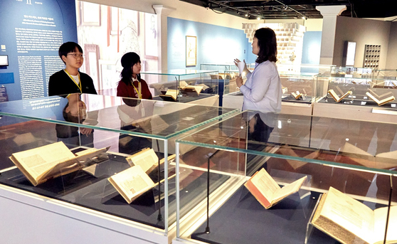  이정연(맨 오른쪽) 학예사가 소중 학생기자단에게 르네상스 시기 출판된 희귀본들을 소개했다. 