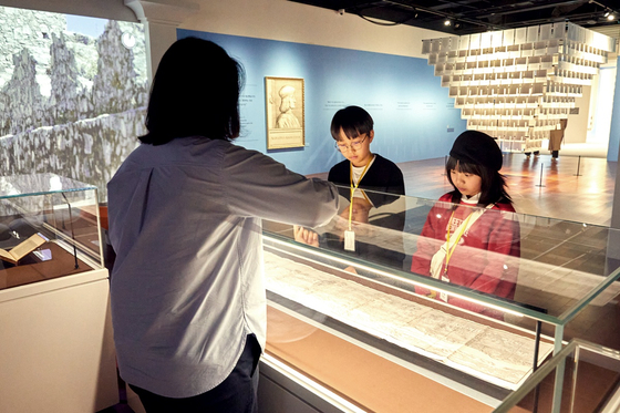 소중 학생기자단이 알도 마누치오가 출판인으로 활동하던 르네상스 시기 이탈리아 베네치아의 분위기를 살폈다. 