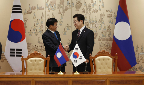 이재명 대통령과 통룬 시술릿 라오스 국가주석이 15일 서울 용산 대통령실에서 열린 한-라오스 조약 및 양해각서 서명식을 마친 뒤 악수를 하고 있다. [대통령실사진기자단]