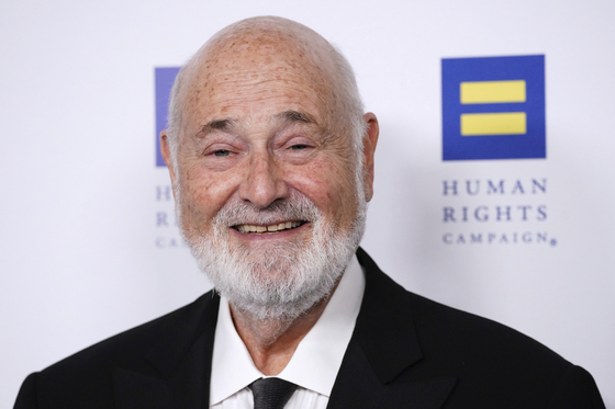 미국 영화감독 롭 라이너가 14일(현지시간) 로스앤젤레스(LA) 자택에서 부인 미셸과 함께 숨진 채 발견됐다. 사진은 라이너 감독이 지난 3월 LA 페어몬트 센츄리 플라자에서 열린 미 인권단체 휴먼라이츠캠페인이 주최한 저녁 행사에 참석했을 때 모습. AP=연합뉴스