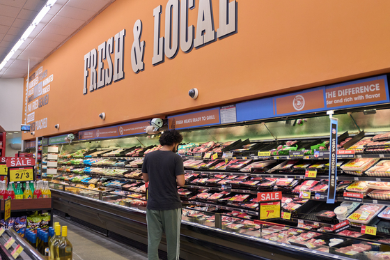 지난 9월 12일(현지시간) 캘리포니아주 로스앤젤레스의 한 식료품점에서 한 시민이 고기 판매대를 둘러보고 있다. EPA=연합뉴스