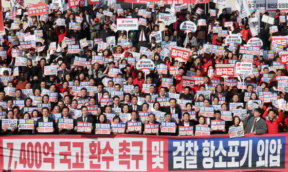 장동혁 국민의힘 대표와 의원, 당원들이 11월 12일 오전 서울 여의도 국회 본청 계단에서 대장동 일당 7400억 국고 환수 촉구 및 검찰 항소 포기 외압 규탄대회에서 구호를 외치고 있다. 뉴스1