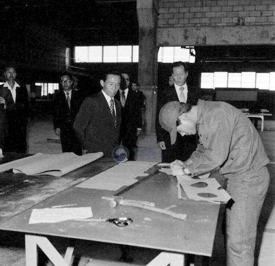 1973년 울산 현대조선소를 시찰하고 있는 박정희 전 대통령(왼쪽). 국가기록원