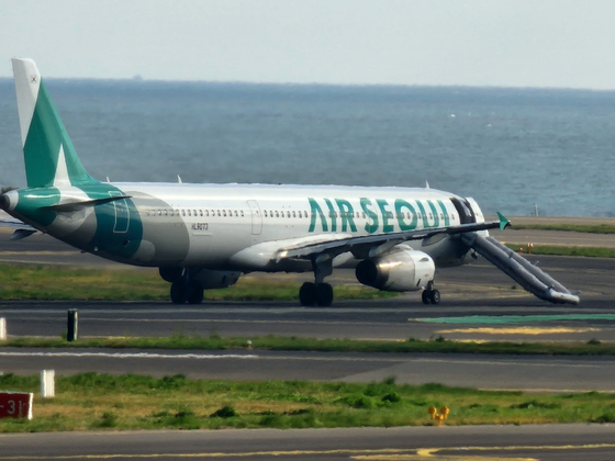 지난 4월 제주국제공항 활주로 위 에어서울 RS902편 항공기. 이 항공기는 오전 8시 쯤 김포로 출발 예정이었으나 승객이 허가없이 비상구 문을 열어 운항이 취소됐다. 뉴스1