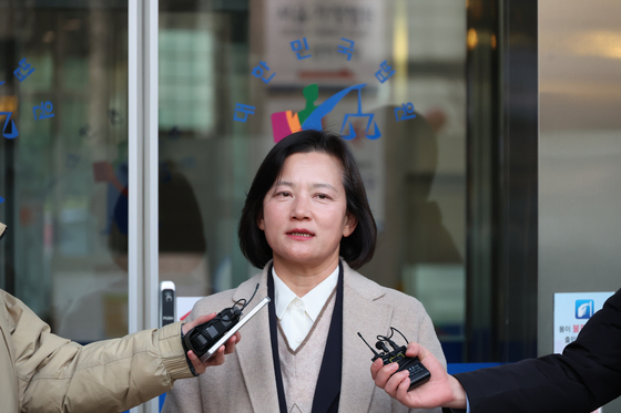 정유미 법무연수원 연구위원이 지난 12일 서울 서초구 서울행정법원에서 정성호 법무부 장관을 상대로 인사명령 처분 취소 소송을 제기하기에 앞서 취재진의 질문에 답하고 있다. 연합뉴스 