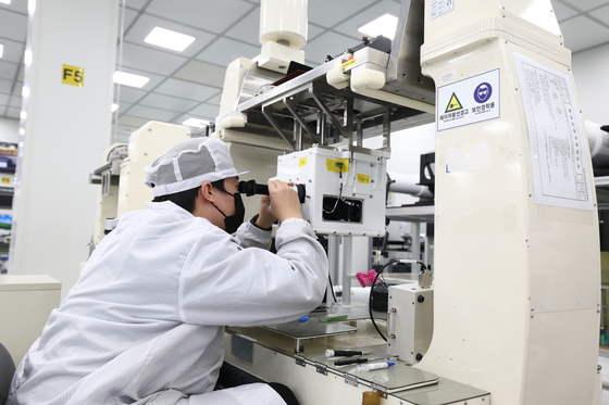 한화시스템 구미사업장 직원이 K2 전차장 조준경의 주간 광학 및 레이저 정렬 작업을 하고 있다. 사진 한화시스템 