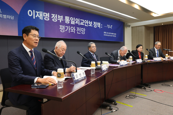 지난 3일 오전 서울 중구 한국프레스센터에서 '이재명 정부 통일외교안보 정책:평가와 전망'을 주제로 남북관계 원로 특별좌담이 열렸다.  왼쪽부터 김연철 한반도평화포럼 이사장, 문정인 연세대 명예교수, 이재정 전 통일부장관, 정세현 전 통일부장관, 정현백 전 여가부장관, 양무진 북한대학원대학교 석좌교수. 뉴스1.