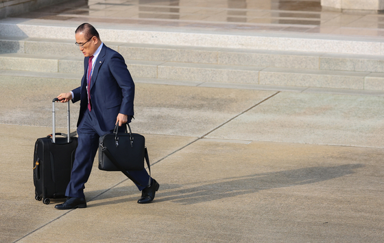 위성락 국가안보실장이 10월 26일 성남 서울공항에서 공군 1호기로 향하고 있다. 연합뉴스