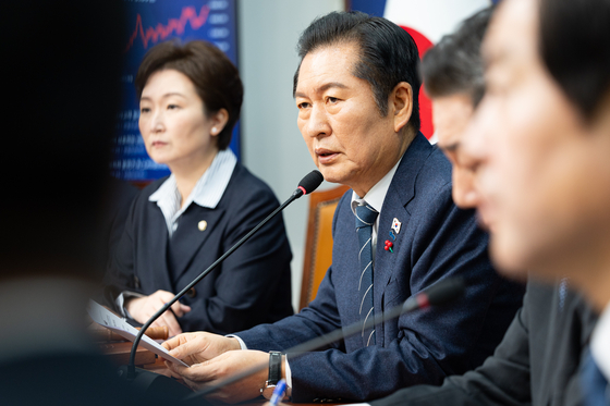 정청래 더불어민주당 대표가 15일 서울 여의도 국회에서 열린 최고위원회의에서 모두 발언을 하고 있다. 뉴스1