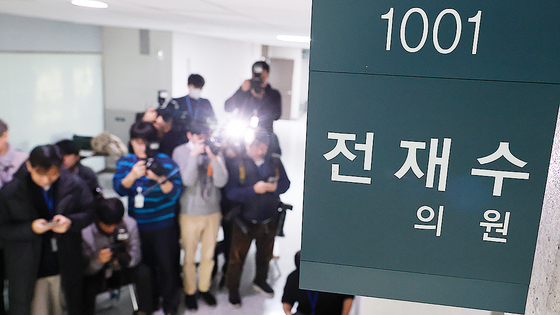  경찰이 정치권 인사들의 통일교 금품 수수 의혹과 관련해 첫 강제수사에 착수한 15일 국회의원 회관 내 전재수 전 해양수산부 장관 사무실 앞에 취재진이 대기하고 있다. 연합뉴스