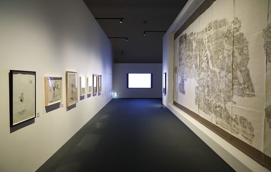 바스키아의 드로잉과 마주보는 대형 탁본은 반구대 암각화(오른쪽). 예술의전당 서예박물관에서 처음으로 외부 전시됐다. 김종호 기자