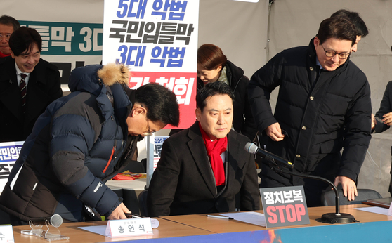 장동혁 국민의힘 대표(가운데)가 15일 오전 국회 본관 앞 천막에서 열린 최고위원회의에 참석하고 있다. 임현동 기자