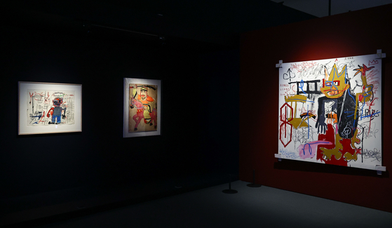 서울 동대문디자인플라자에 전시된 바스키아의 '에이원(A-One)의 초상, 일명 왕‘(오른쪽) 옆에 걸린 민화 최영 장군이 바스키아 그림 못지 않은 색감을 뽐낸다. 김종호 기자