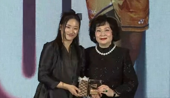 안세영이 BWF 2025 올해의 여자선수상을 받았다. 여자선수로는 최초로 3년 연속 수상의 영예를 안아 '셔틀콕 여제'의 입지를 더욱 공고히 했다. 사진 세계배드민턴연맹 유튜브 채널 캡처