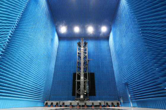 한화시스템 구미사업장에서 천궁-II 다기능레이다(안테나군) 성능을 테스트하기 위한 설비 모습. 사진 한화시스템