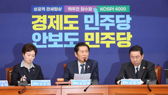 정청래 더불어민주당 대표(가운데)가 15일 국회에서 열린 최고위원회의에서 발언하고 있다. 임현동 기자