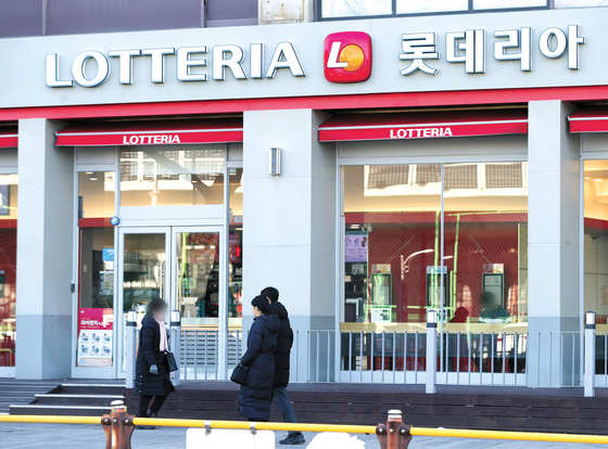 '12 3 비상계엄 사태'를 앞두고 노상원 전 정보 사령관과 문상호 정보사령관이 안산의 한 햄버거집에서 만나 계엄을 사전에 모의했다는 진술이 나왔다.  사진은 18일 오후 ‘12 3 비상계엄’ 직전 전현직 정보사령관들이 계엄 직전 햄버거 프랜차이즈 롯데리아에서 비밀 회동을 가진 것으로 알려진 경기 안산시의 한 롯데리아 매장의 모습. 뉴스1