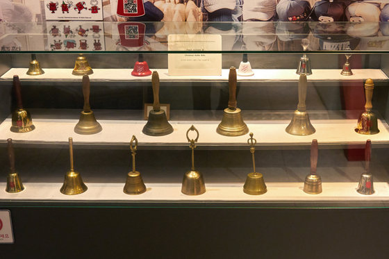 자선냄비의 역사와 관련 유물을 보존한 자선냄비 체험관에는 구세군 자선냄비 종도 만나볼 수 있다.