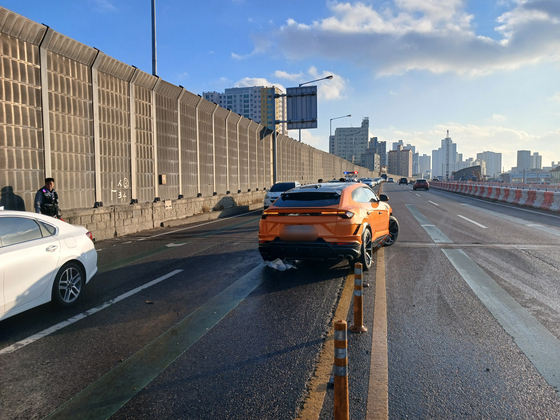  14일 오후 2시 32분쯤 인천시 미추홀구 도화동 인천대로 도화IC 인근에서 람보르기니 차량과 반대편에서 오던 포드 차량 등 총 4대의 차량이 서로 들이받는 사고가 발생했다. 사고로 람보르기니와 포르쉐 차량에서 도로로 기름이 유출됐다. 사진 인천소방본부