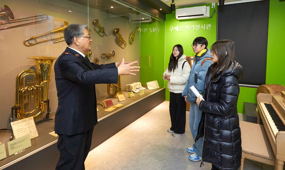 구세군역사박물관을 방문한 소중 학생기자단이 황선엽(왼쪽) 관장과 함께 1908년부터 국내에서 활동한 한국 구세군에 대해 살펴보고 구세군의 역사와 기부 문화 등 궁금한 점을 질문했다.