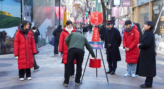 소중 학생기자단이 빨간 냄비에 맞춘 빨간 롱패딩을 입고 ‘케틀메이트’로 변신해 구세군 자선냄비 봉사에 참여했다.