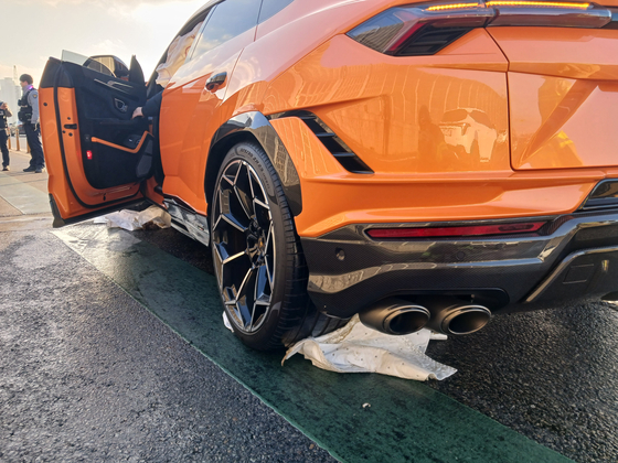  14일 오후 2시 32분쯤 인천시 미추홀구 도화동 인천대로 도화IC 인근에서 람보르기니 차량과 반대편에서 오던 포드 차량 등 총 4대의 차량이 서로 들이받는 사고가 발생했다. 사고로 람보르기니와 포르쉐 차량에서 도로로 기름이 유출됐다. 사진 인천소방본부