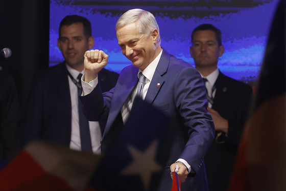 14일(현지시간) 칠레 산티아고에서 호세 안토니오 카스트(59) 대통령 당선인이 승리 연설을 하고 있다. EPA=연합뉴스