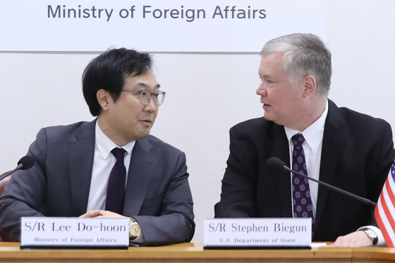 2019년 5월 서울 종로구 외교부 청사에서 열린 한·미 워킹그룹 회의에서 이도훈 당시 외교부 한반도평화교섭본부장과 스티브 비건 미국 국무부 대북정책특별대표가 대화하는 모습. 뉴스1.