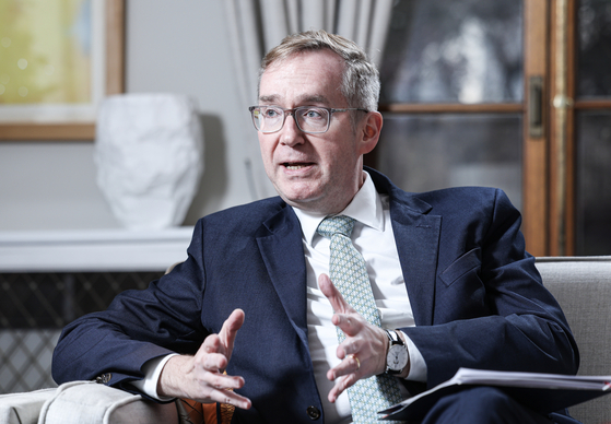 콜린 크룩스 주한영국대사가 지난 10일 오후 서울 중구 주한영국대사관에서 중앙일보와 인터뷰하고 있다. 김경록 기자