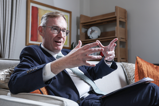 콜린 크룩스 주한영국대사가 지난 10일 오후 서울 중구 주한영국대사관에서 중앙일보와 인터뷰하고 있다. 김경록 기자. 