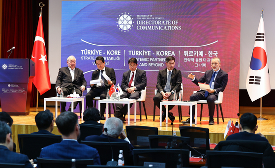 튀르키예 참전 75주년을 맞아 15일 서울 고려대 국제관에서 ‘한ㆍ튀르키예 대화’ 행사가 열렸다. 이날 참석자들이 토론을 하고 있다. 왼쪽부터 김병기 고려대 국제대학원 국제정책포럼 이사장, 남성욱 숙명여대 석좌교수, 홍현익 전 국립외교원장, 무라트 예실타시 앙카라 사회과학대 교수 겸 정치경제사회연구재단(SETA) 외교정책연구국장, 카디르 위스튠 SETA 워싱턴DC 소장. 김종호 기자