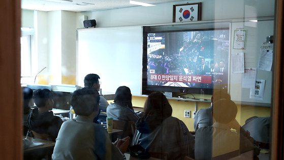 윤석열 대통령 탄핵 심판 선고일인 지난 4월 4일 세종시의 한 고등학교 1학년 학생들이 수업중 교실에서 윤 대통령 탄핵 심판 선고 생중계를 지켜보고 있다. 뉴스1