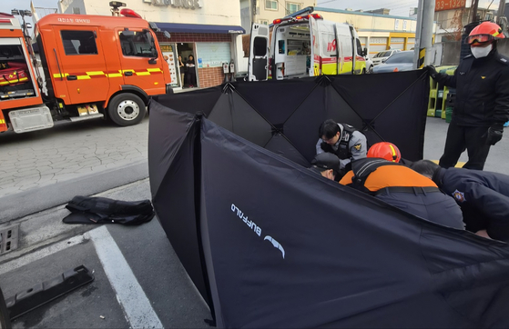 대전의 한 마트에서 차량에 깔린 50대 주부를 시민들이 합을 합쳐 구해낸 사고 현장. 사진 대전소방본부