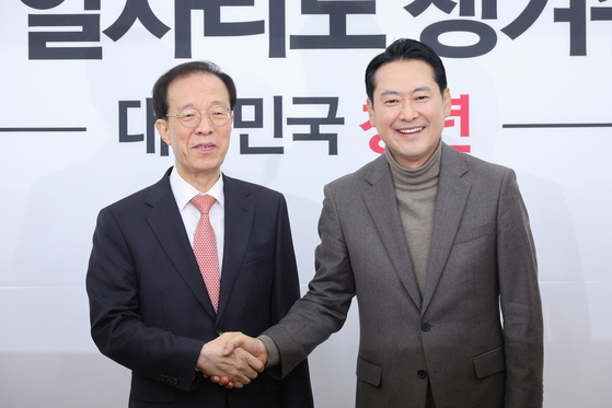 장동혁 국민의힘 대표(오른쪽)가 16일 서울 여의도 국회를 찾은 이석연 국민통합위원회 위원장을 접견하고 있다. 뉴스1