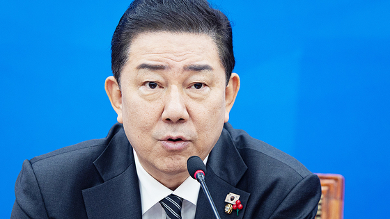  김병기 더불어민주당 원내대표가 16일 서울 여의도 국회에서 열린 원내대책회의에서 모두 발언을 하고 있다. 뉴스1