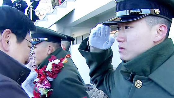 지난 4일 경북 포항시 해병대 교육훈련단에서 연린 해병대 1323기 수료식에서 아버지 박지만 EG 회장에게 거수경례하는 박세현씨. 사진 KFN 유튜브 채널 캡처