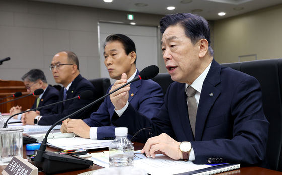 김형석 독립기념관장이 16일 세종시 정부세종청사에서 열린 국회 정무위원회의 국가보훈부에 대한 국정감사에서 위원들의 질의에 답하고 있다. 뉴스1