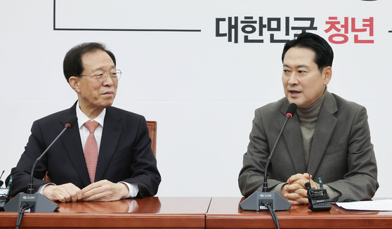 장동혁 국민의힘 대표(오른쪽)가 16일 국회에서 이석연 국민통합위원장을 만나 인사말을 하고 있다. 임현동 기자